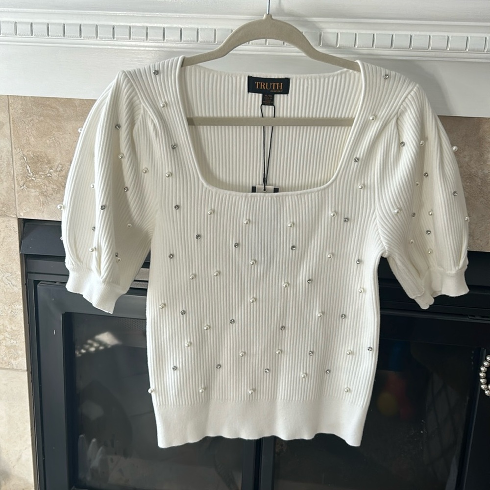 Beautiful white sweater with puffed sleeves